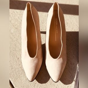 Light gray nubuck leather woman’s pump, European size 41, USA 10-10.5